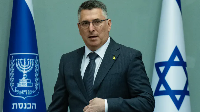 Sa’ar blasts UK: Antisemitic marches are incitement, not free speech