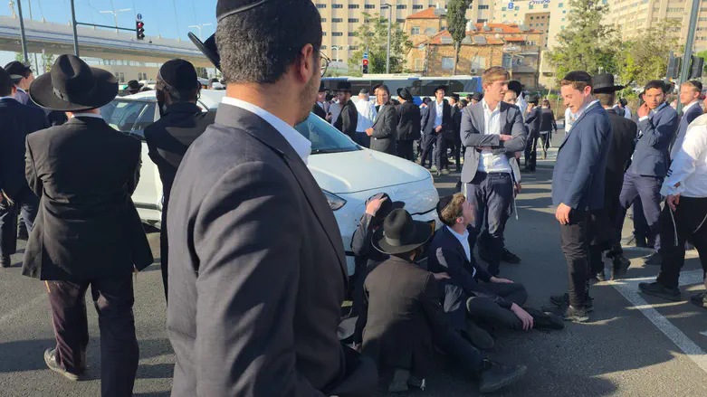 Extremist haredi rioters block entrance to Jerusalem