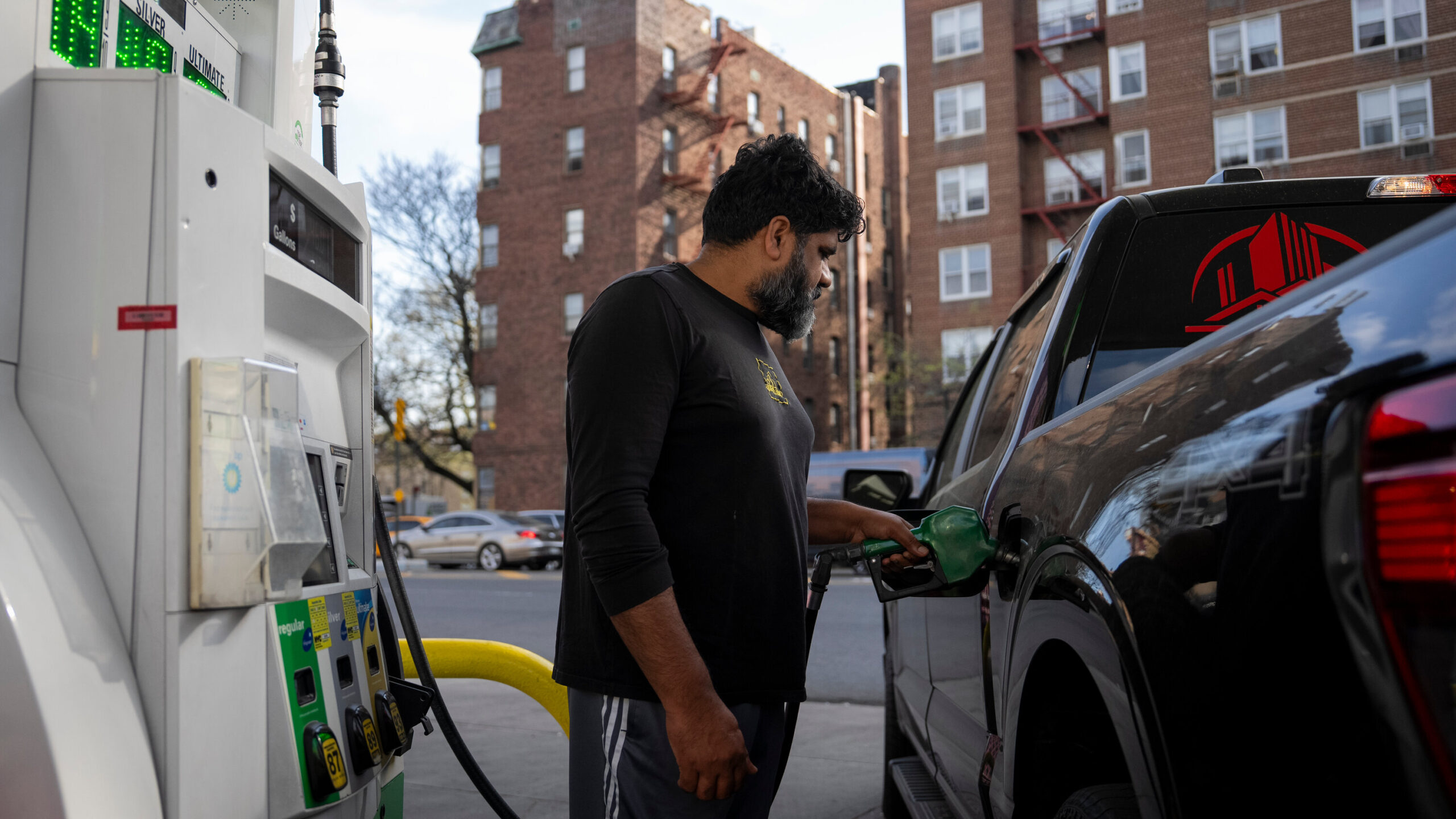 U.S. Gas Prices Climb Further as Effects of War Reverberate