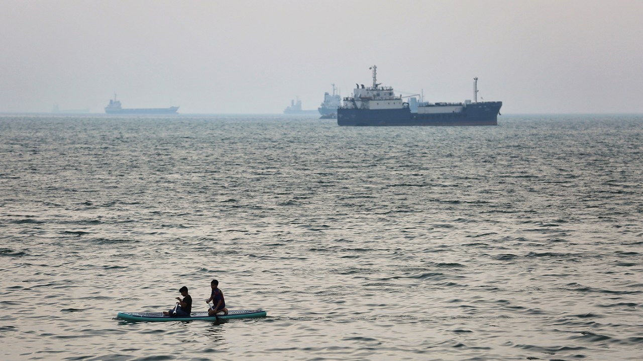Gunboat diplomacy ramps up in Hormuz Strait, endangering shaky ceasefire