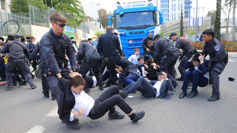 Exremist Haredi protests set to resume after IDF renews arrests of draft dodgers