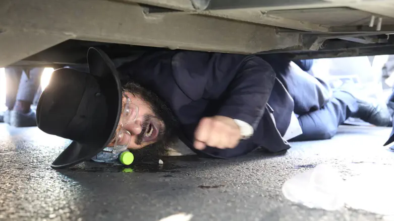 Jerusalem and Bnei Brak: Three hours of chaos at simultaneous haredi protests