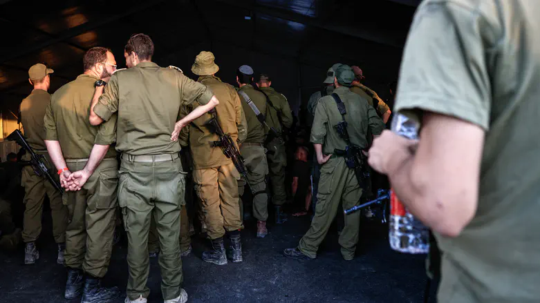 Legitimate? IDF troops, equipment turned into VIP tourist attraction
