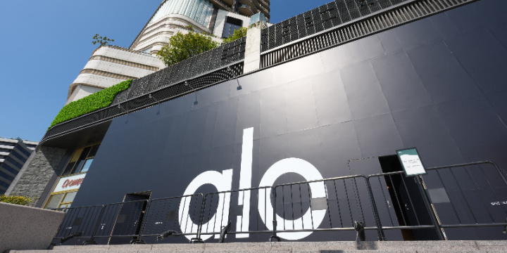 Alo Yoga Urged to Investigate Customers Receiving Packages With Anti-Israel, Anti-Jewish Messages