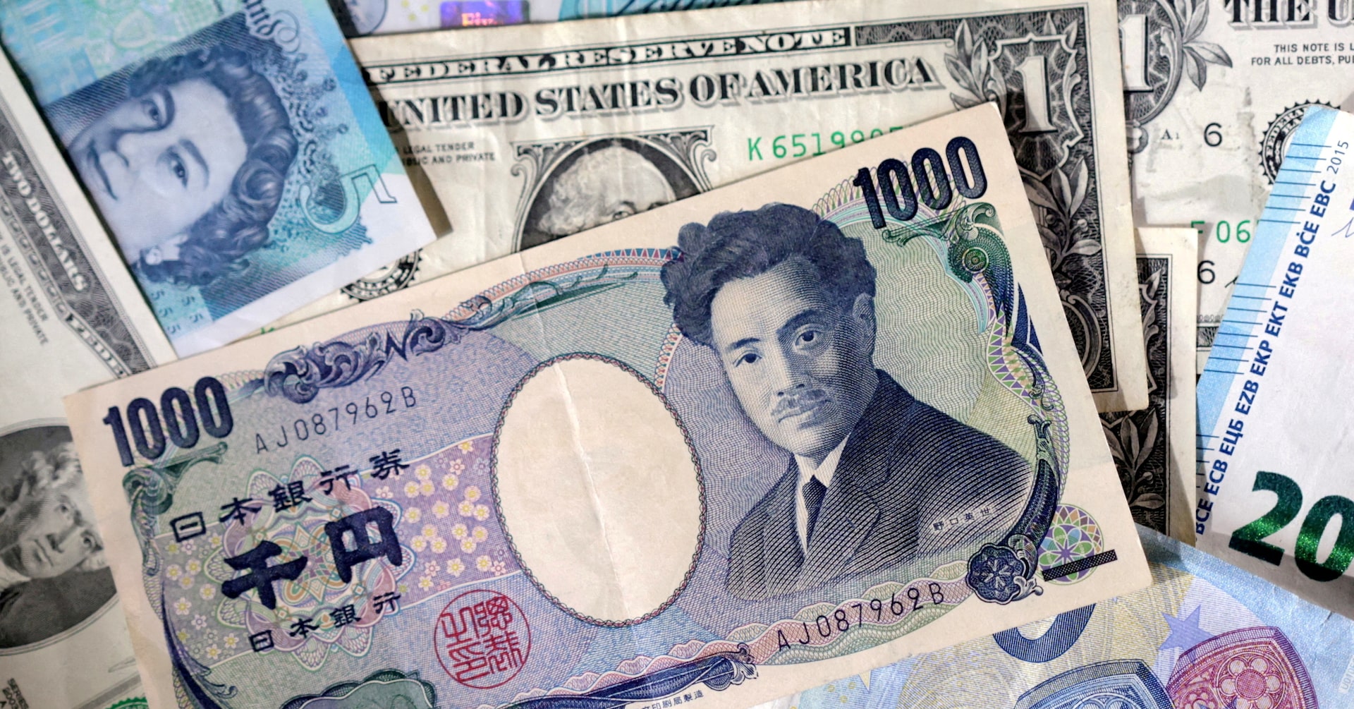 Dollar rally pauses on Iran deal hopes; yen edges back from intervention zone