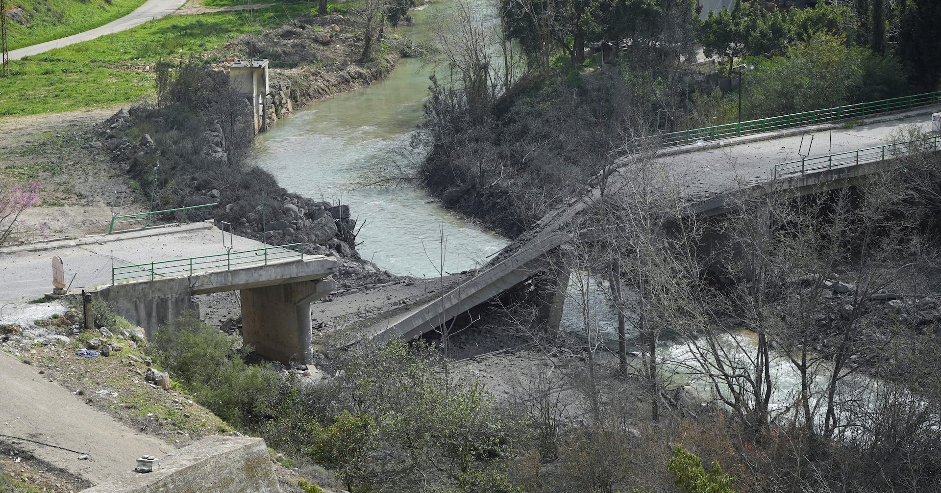Israeli forces cross key Lebanon river in expanded ground offensive