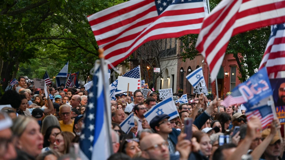 Hundreds Gather Outside Gracie Mansion Calling for Hochul to Remove Mamdani