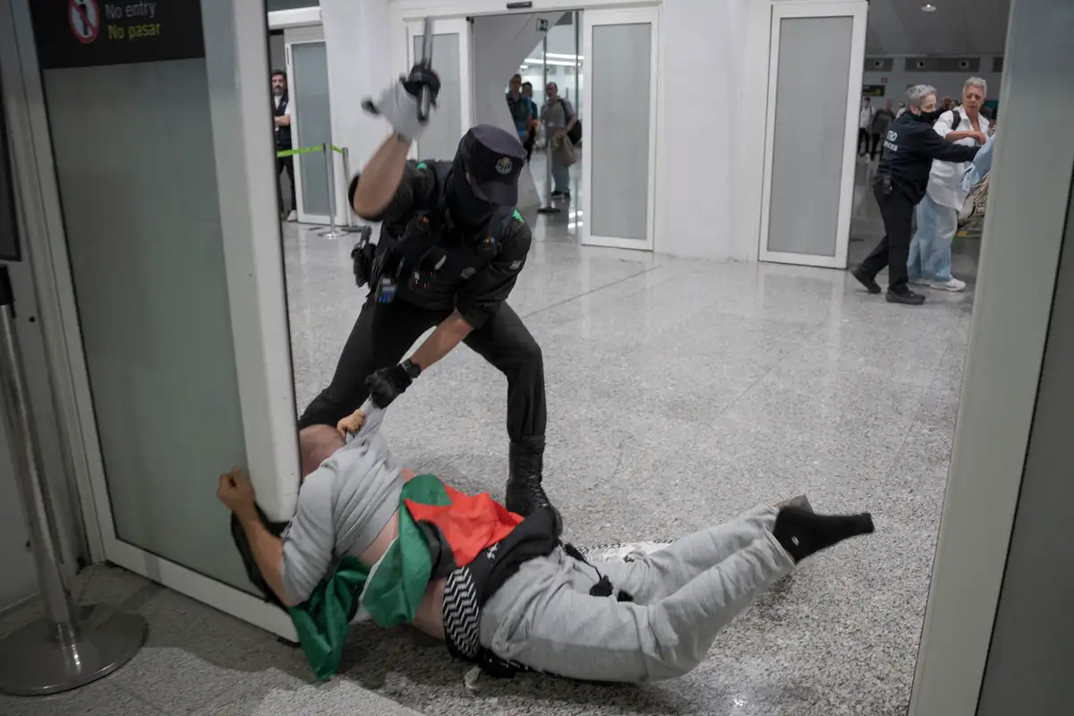 Spanish police beat Palestine supporters at Bilbao Airport after condemning Israeli treatment of flotilla activists