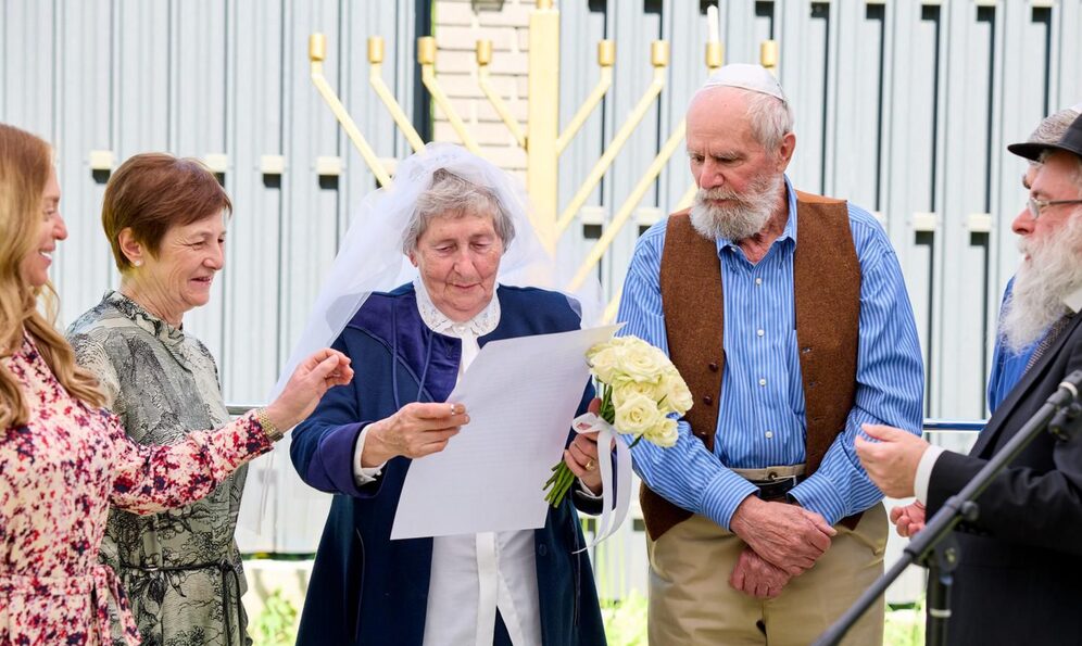 Following ceasefire, mass Jewish wedding held in Kiev, including a 92-year-old couple – EJP