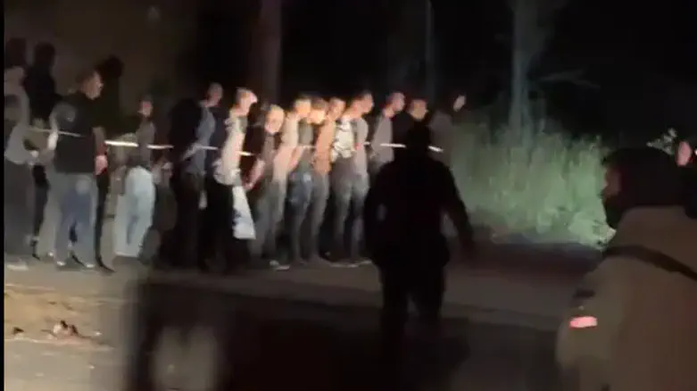 Watch: 100 illegal infiltrators caught en-route