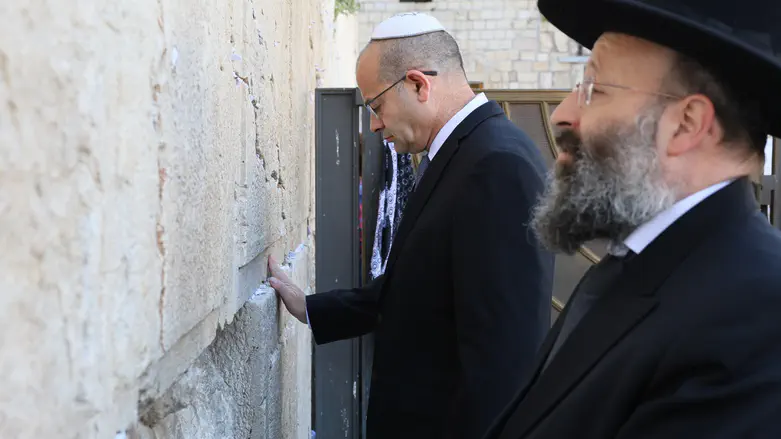 New Mossad chief at Western Wall: ‘Eternity of Israel will not lie’