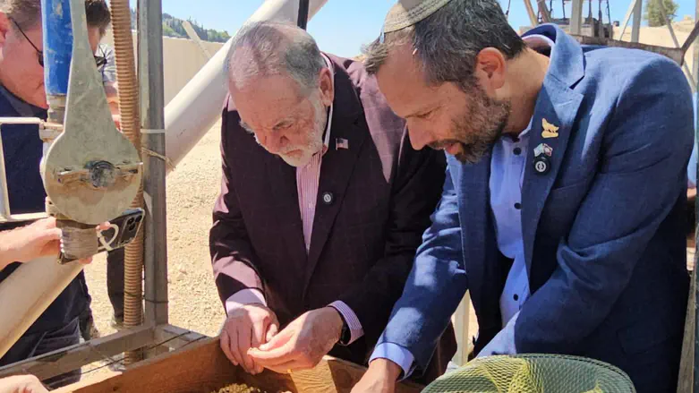 Ambassador joins archaeological dig near Ancient Shilo