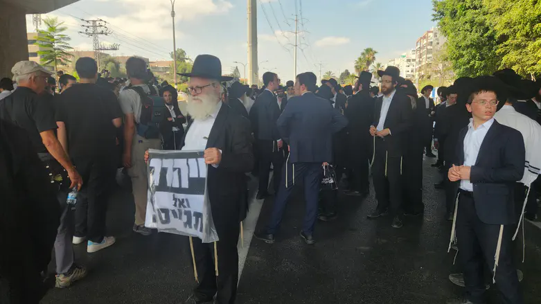 Spontaneous protests block major highway