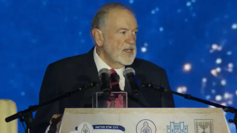 Watch: Huckabee surprises Minister Eliyahu on stage