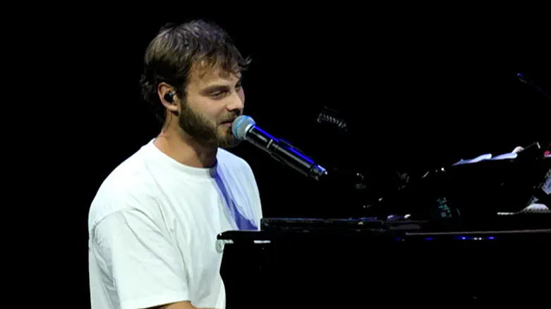 A year after plea for his freedom, Alon Ohel performs on stage