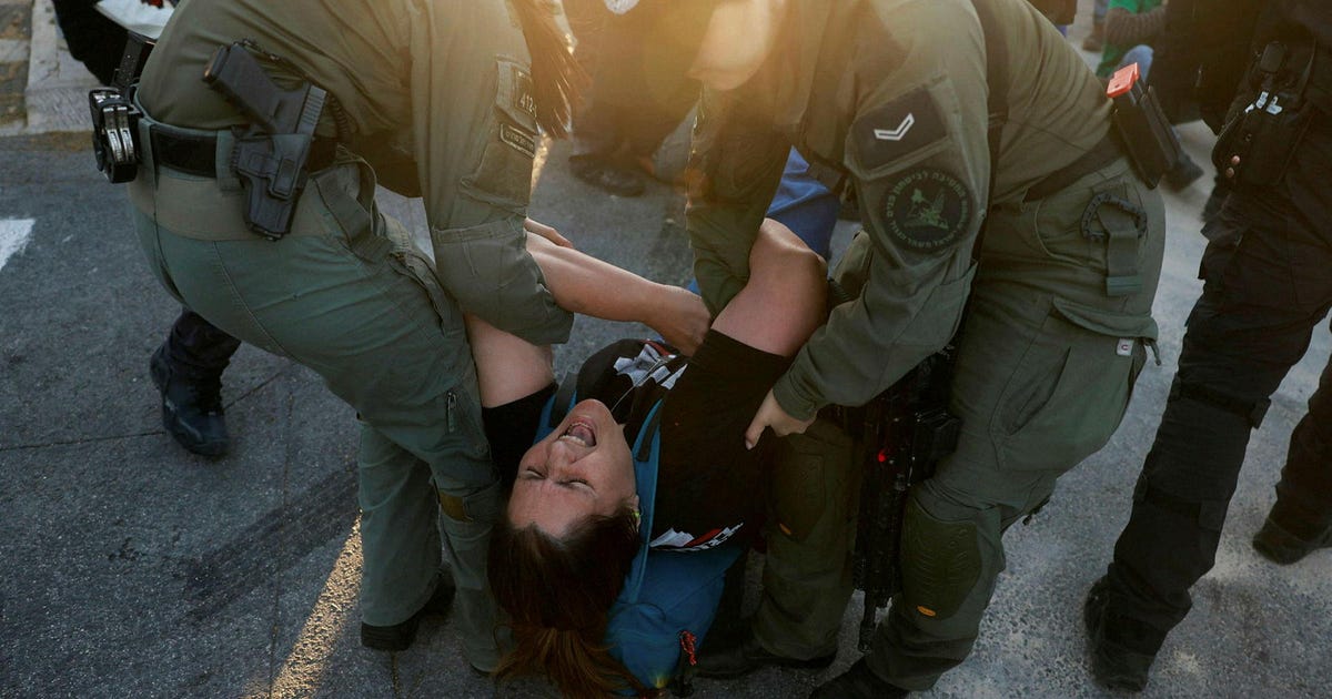 Israel Police to compensate 13 anti-Netanyahu government protesters over unlawful strip searches