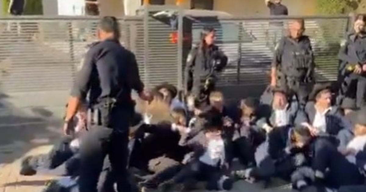 Police officer who pepper-sprayed Haredi protesters in Jerusalem to be investigated