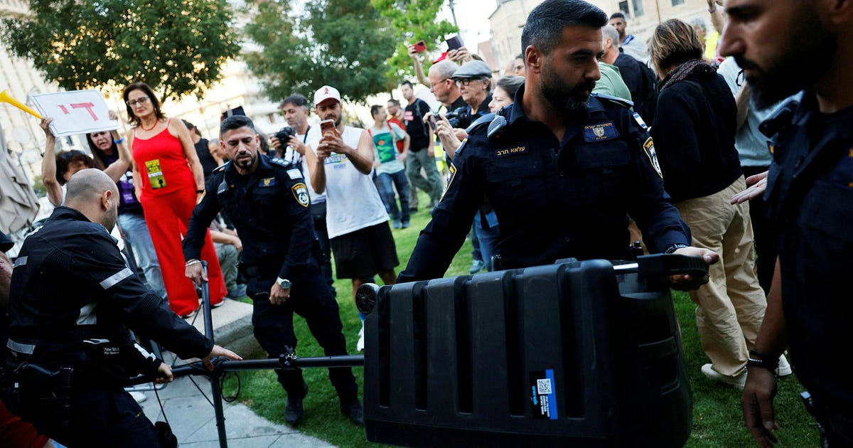 Israel police urge Netanyahu’s neighbors to join top court appeal against anti-gov’t protests