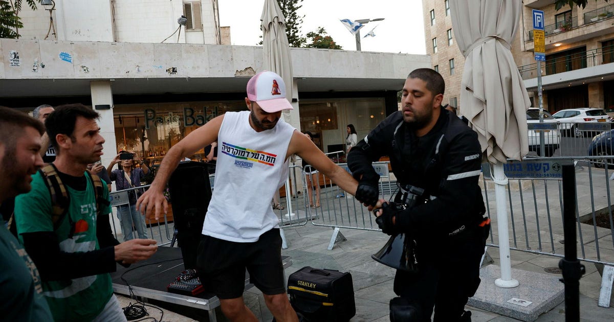 Anti-government protests take place across Israel; Police enforce Shabbat ban on sound equipment in J’lem