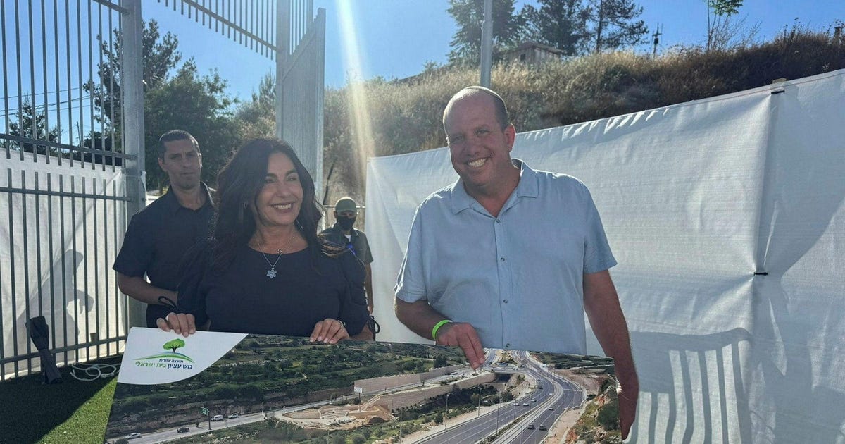 West Bank settlement council announces new light rail to Jerusalem; Transport Ministry: No such plan