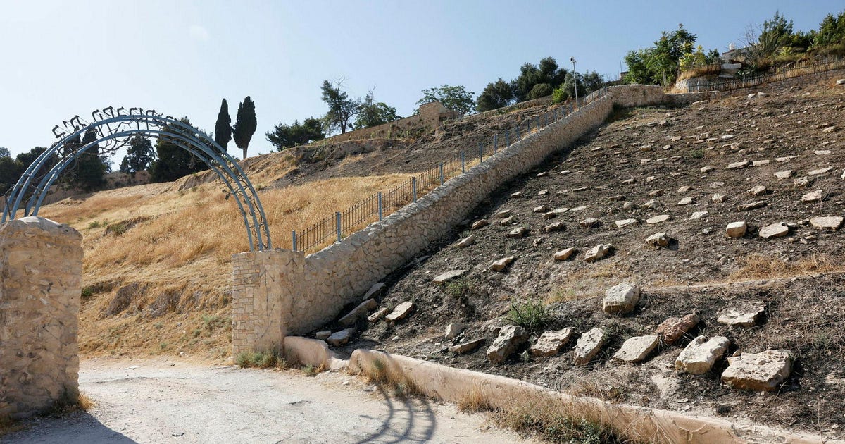 Burial society seeks payment from East Jerusalem residents for using path to their homes