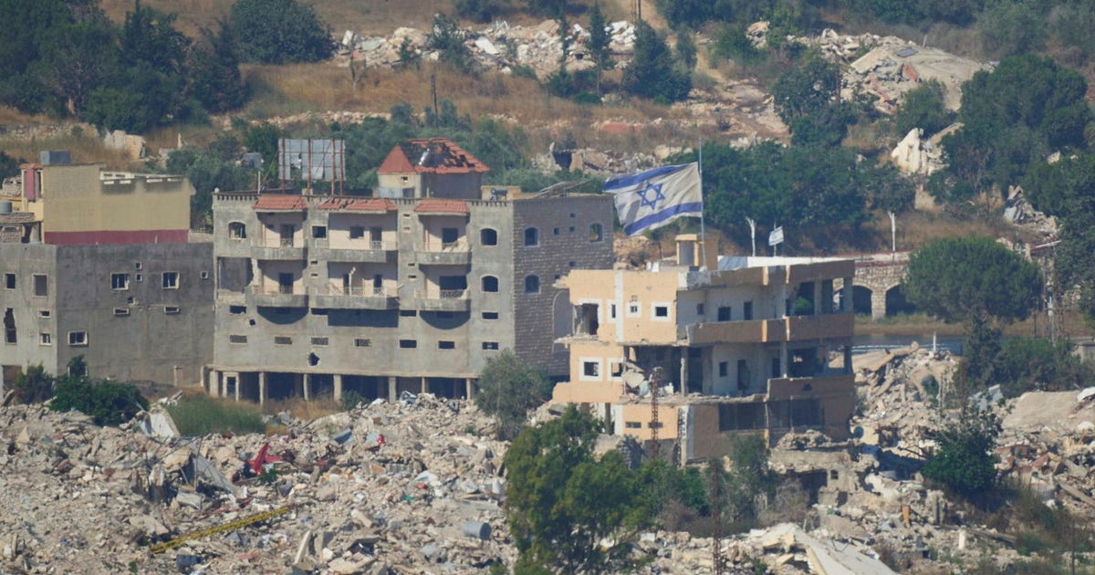 Defense minister says Israel has no territorial claims over Lebanon, but will not withdraw ‘a millimeter’