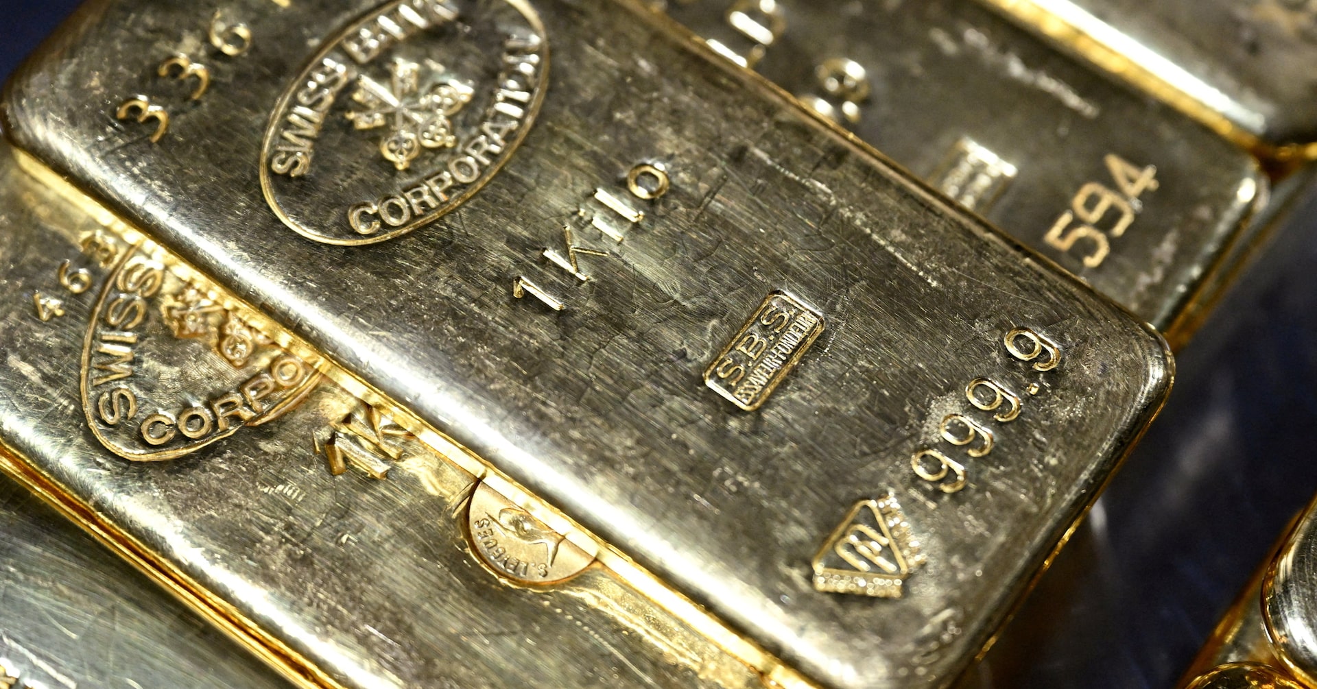Gold slips, set for weekly loss on Mideast tensions, rate-hike fears