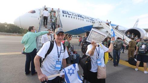 Aliyah from Western countries surges as overall immigration to Israel falls, data show