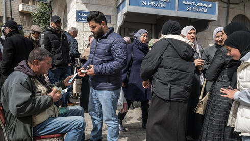 Palestinian shekel cash crisis disrupts West Bank businesses