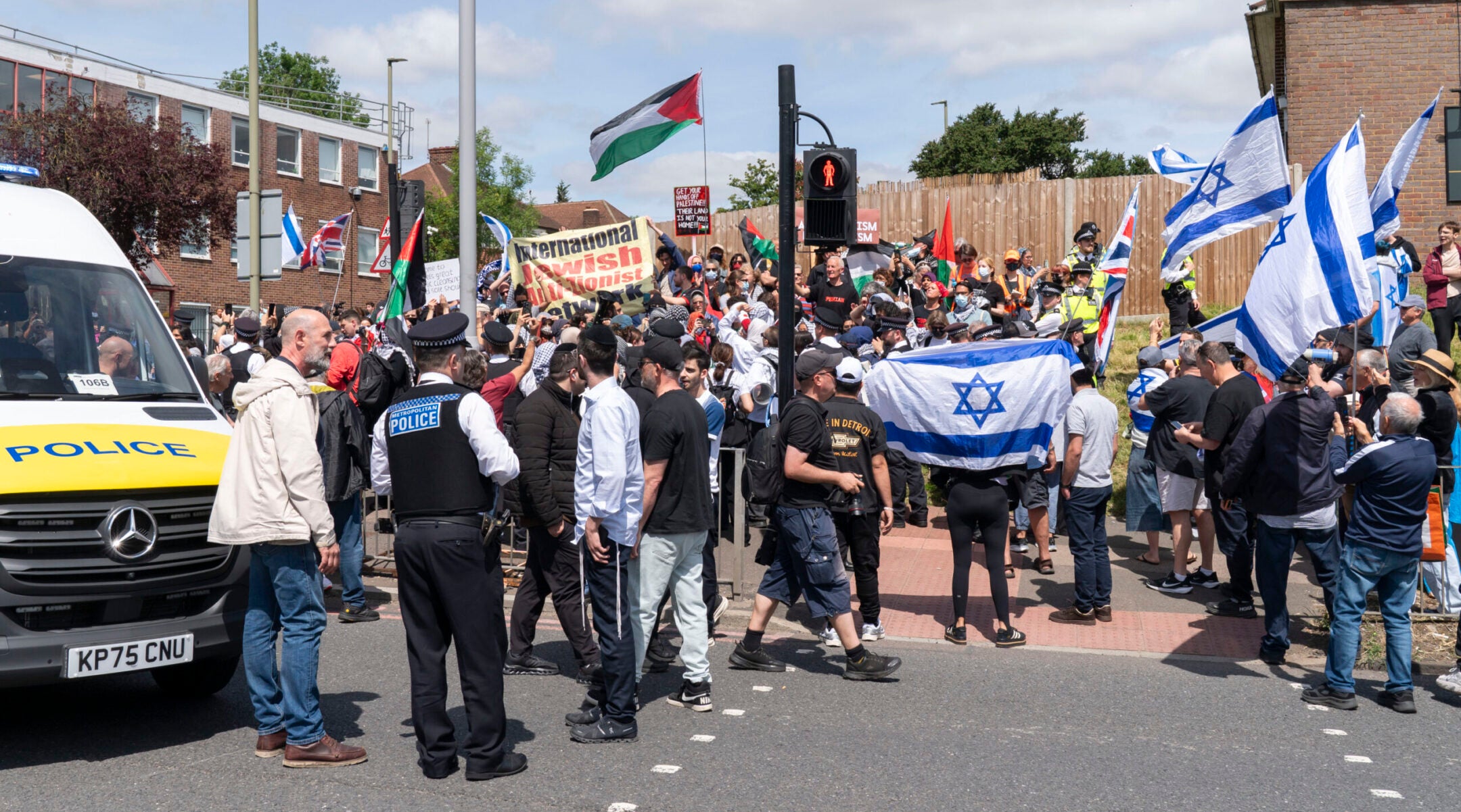14 arrested during rival protests outside Israeli real estate event held at London synagogue