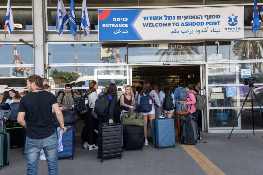 ​As Israelis Struggle to Come Home, Birthright Evacuates 1,500 Participants from Israel 