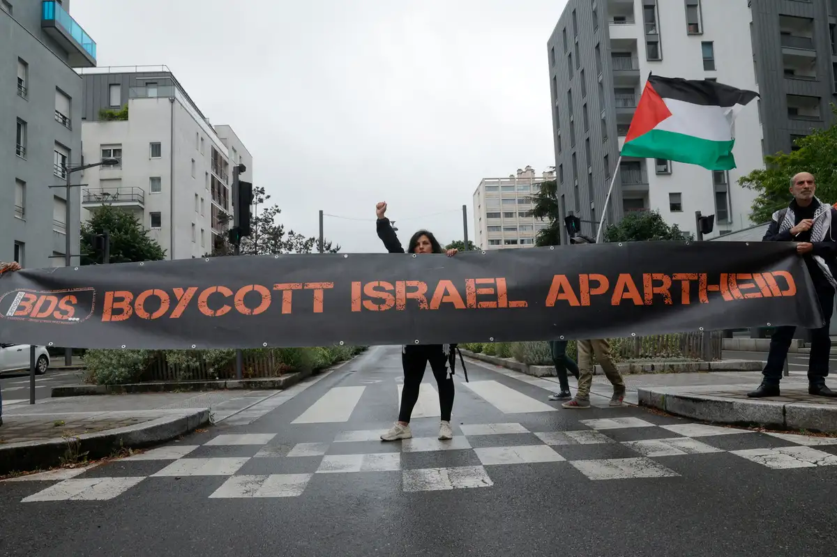 Councils can’t boycott Israel without government’s permission, minister confirms