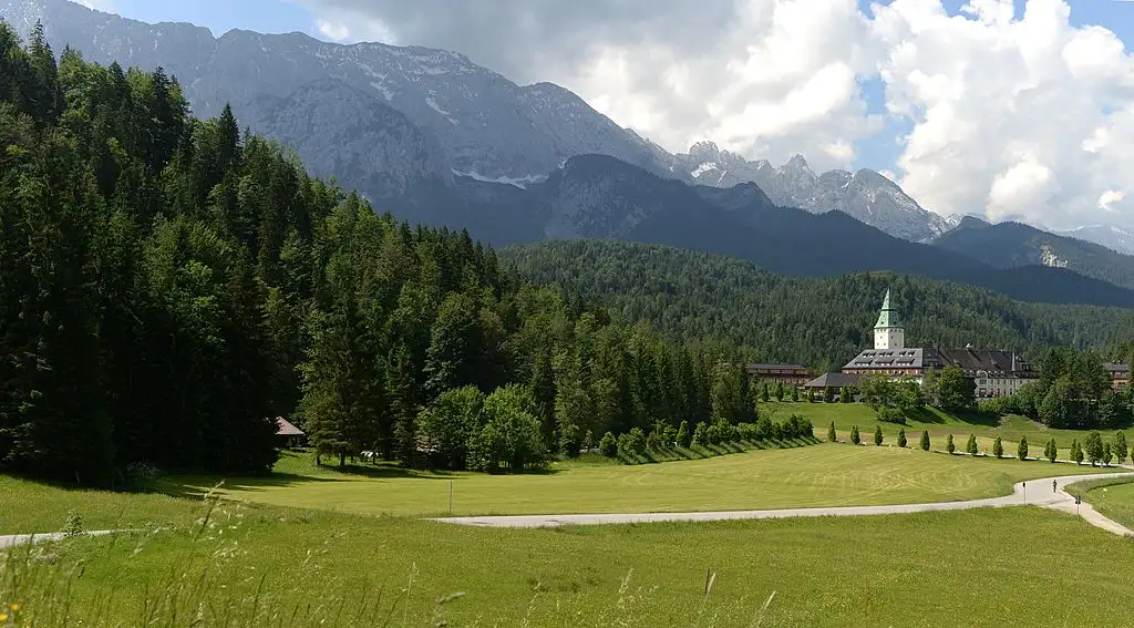 ‘No Jews allowed’: German hotel removed from booking site over message to Israeli guests
