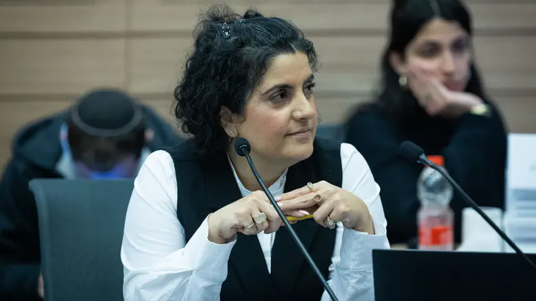 Legal adviser warns: Torah Study Law could grant yeshiva students soldiers’ privileges