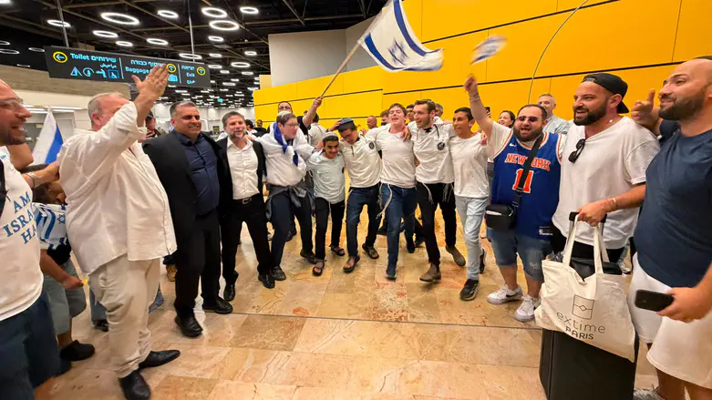 Watch: Dancing at Ben Gurion Airport as new Olim arrive from France