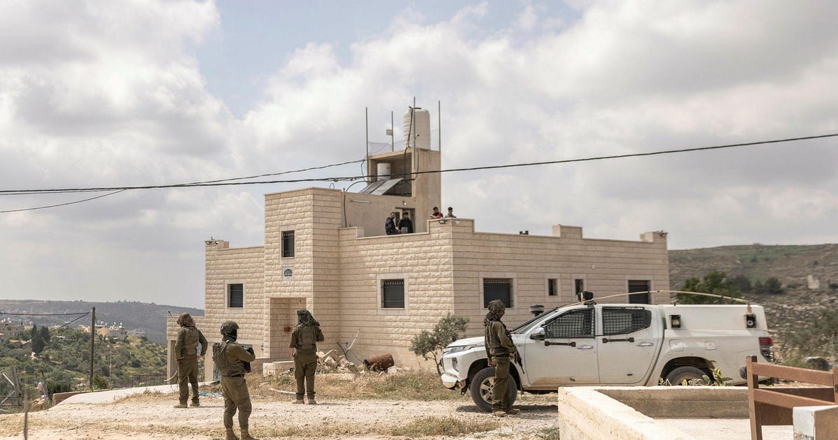 Settlers besiege Palestinian family in West Bank town for over two weeks, despite IDF presence