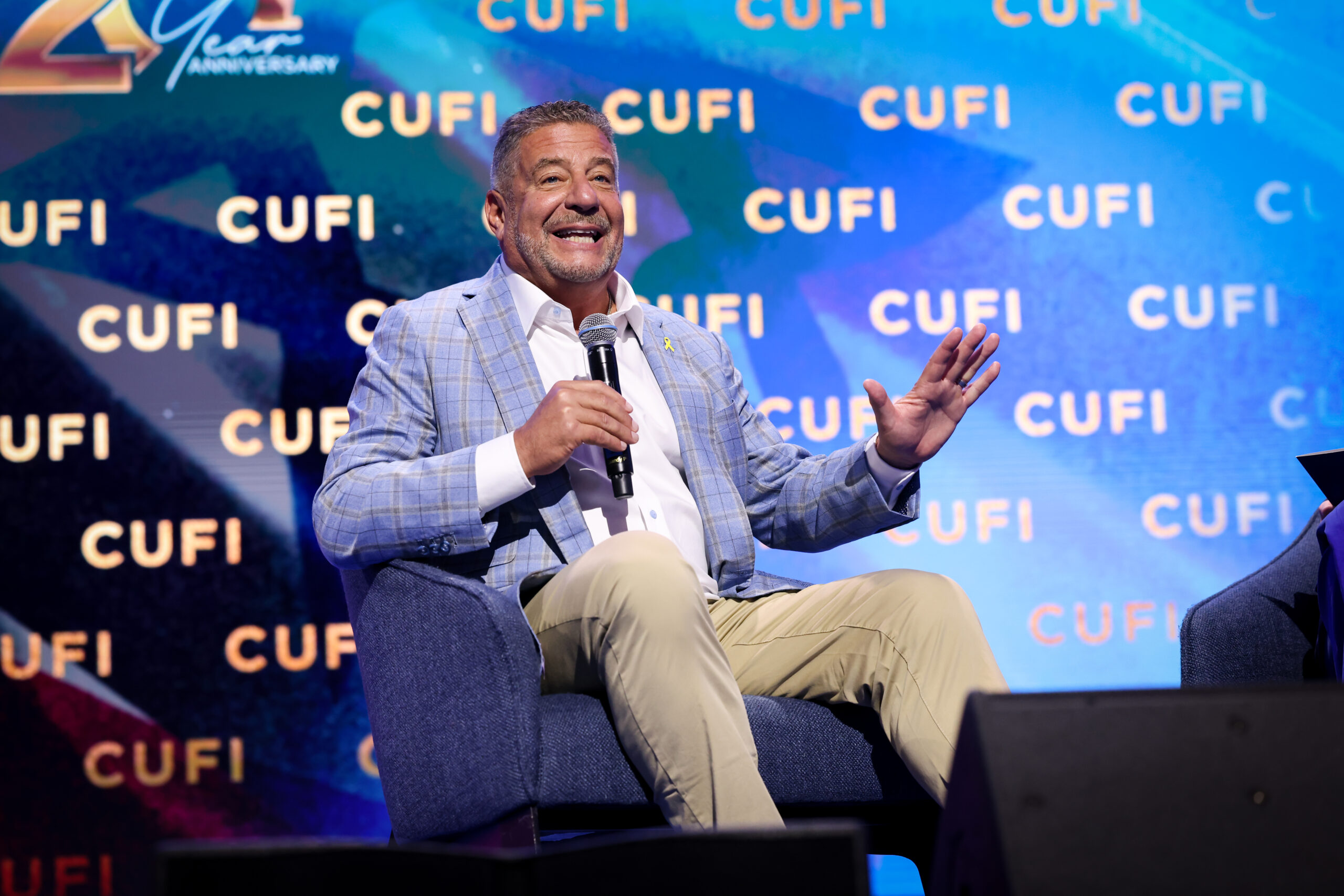 Bruce Pearl won’t commit to backing JD Vance in 2028 unless the VP breaks from Tucker Carlson