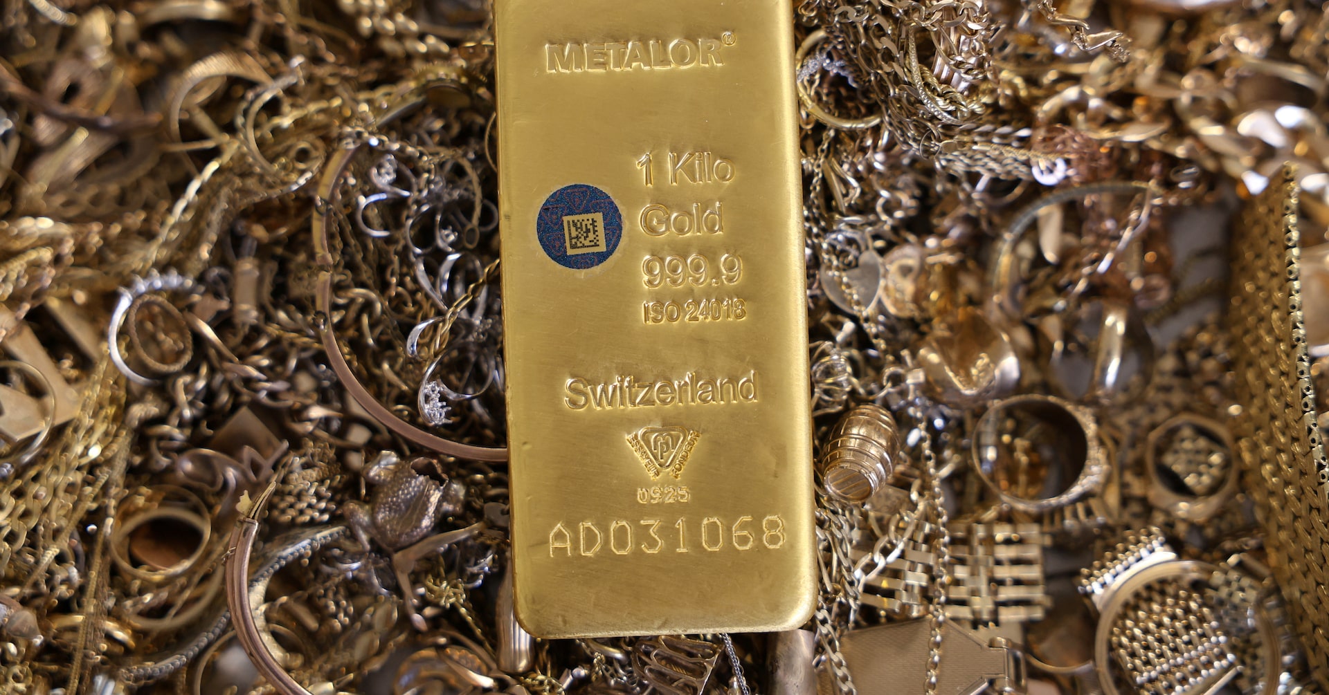 Gold slips as oil prices advance, Fed rate-hike voices grow