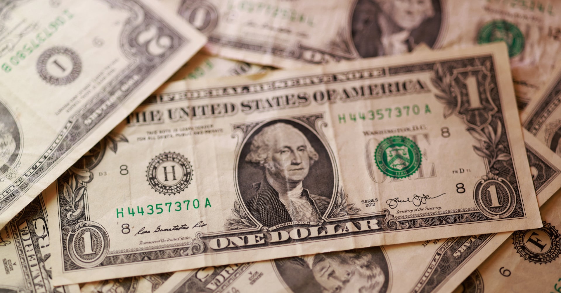 Dollar near one-week high as markets grapple with Gulf tensions
