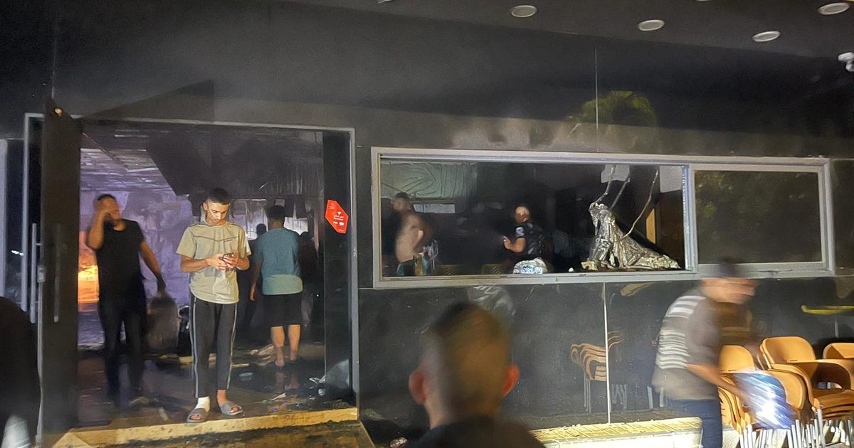 Report: Israeli settlers set fire to café at university entrance south of Nablus