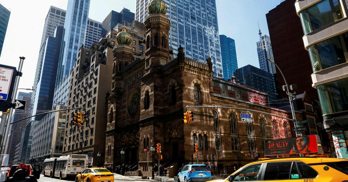 Shabbat services at major New York synagogue disrupted, congregant and security assaulted