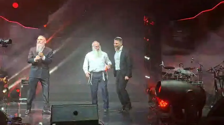 Fried, Rabbi Smotrich, and the minister lead thousands in joyous dancing