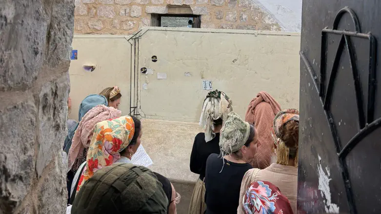 Thousands flock to Joseph’s Tomb ahead of Rosh Hashanah