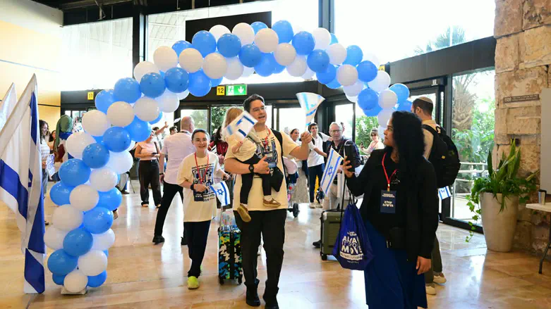 Moving: North America olim sing Hatikva upon arriving in Israel