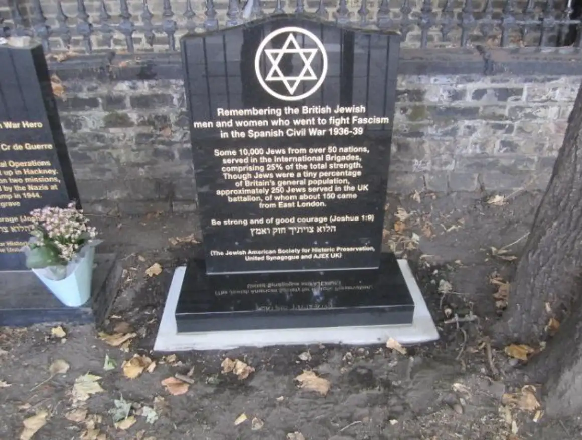 Memorial installed at London cemetery to honour Jews who fought fascism in Spanish Civil War
