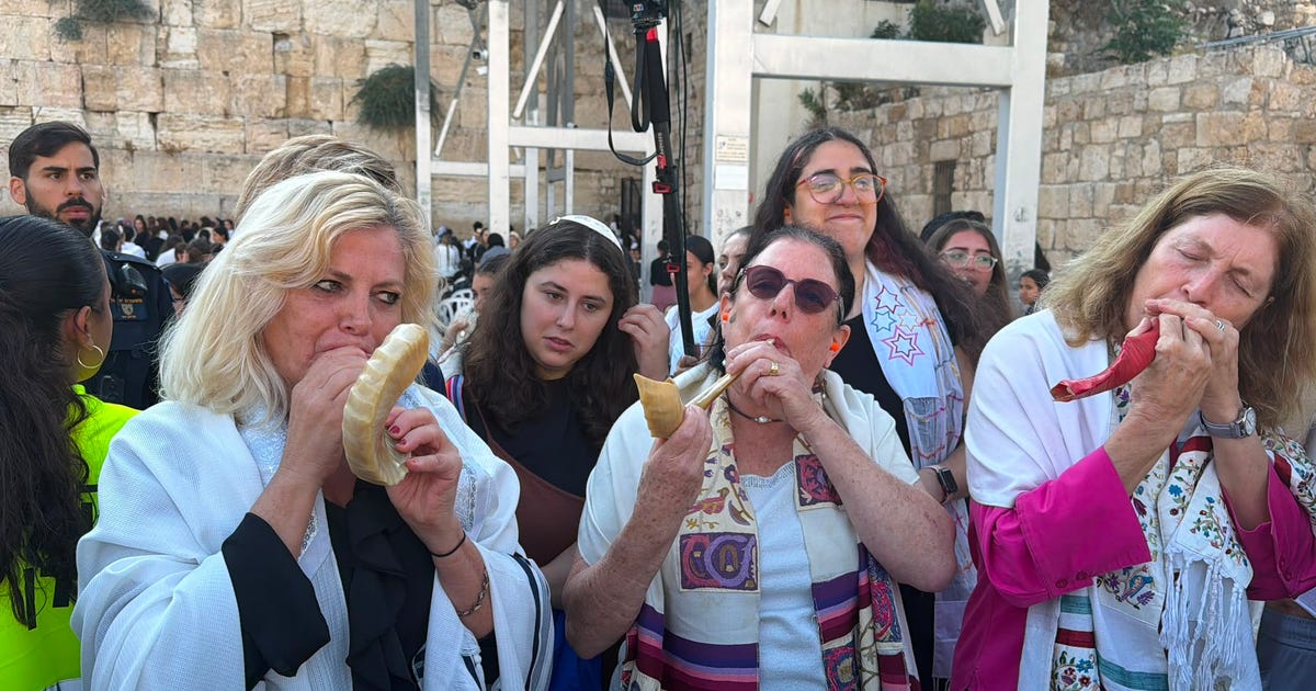 Ultra-Orthodox protesters demonstrate outside Women of the Wall leaders’ homes