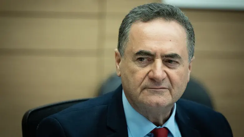 Defense Minister threatens Hamas leaders abroad