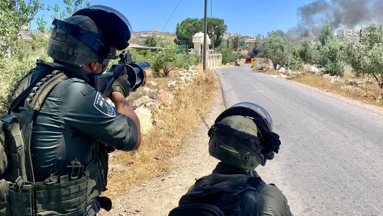 Night of rage in Samaria: Over 100 Jewish rioters clash with Israeli security forces