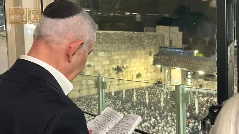 On Eve of Yom Kippur: Netanyahu prays at Western Wall for IDF soldiers