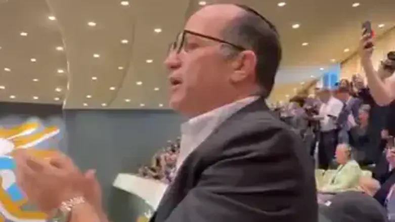 Bereaved father sings at UN: “Am Yisrael Chai”